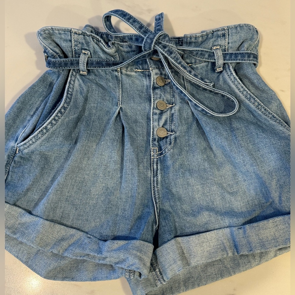 Hollister Curvy Ultra High Rise Mom Shorts 3”